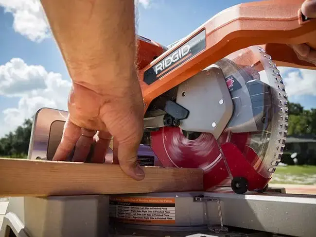 Large circular saw with built-in electric brake