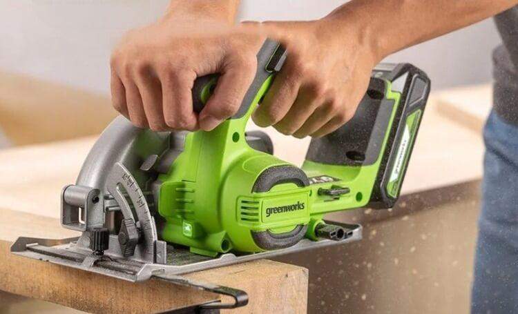 Greenworks CRG404 operated with two hands