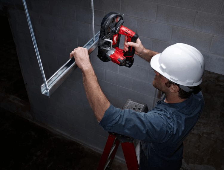 Working with the Milwaukee 2429‑21XC M12 on a ladder