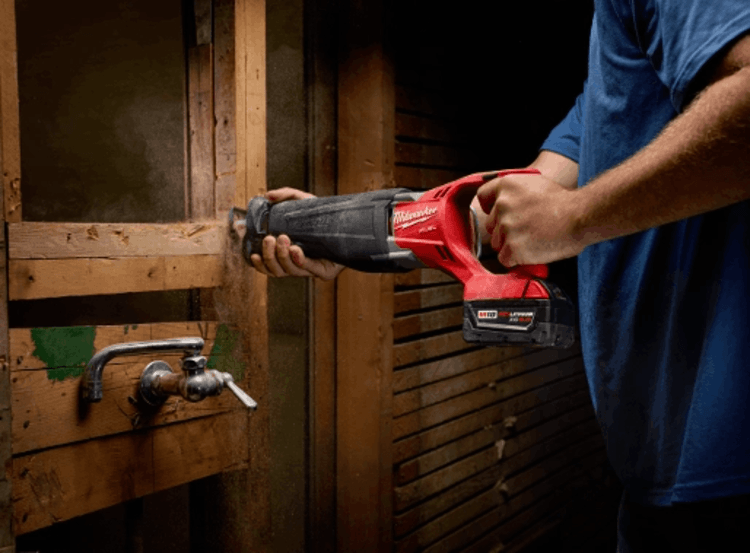 Cutting through wood is easy with the Milwaukee 2720‑21 M18