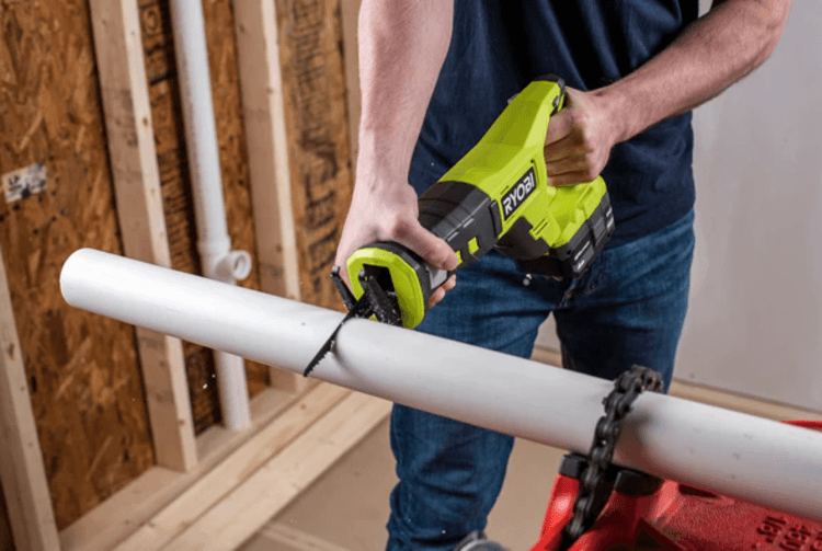 Cutting a PVC pipe with the Ryobi P515