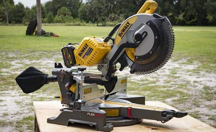 Sliding miter saw